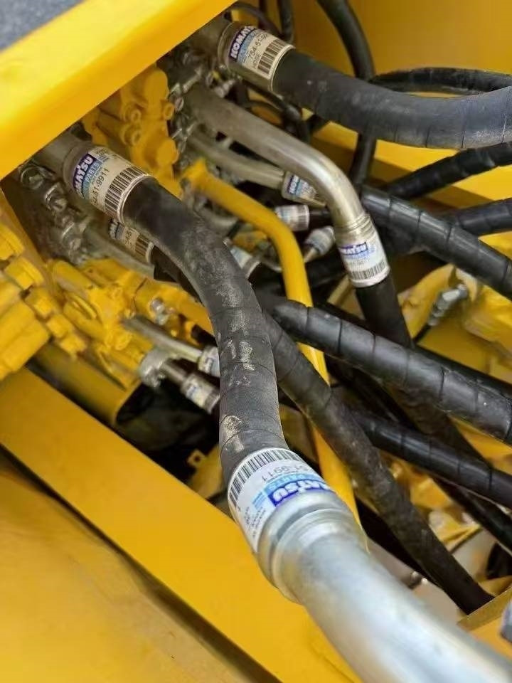 Komatsu PC 220-8 - حفار زاحف: صورة 5 Komatsu PC 220-8 - حفار زاحف: صورة 5