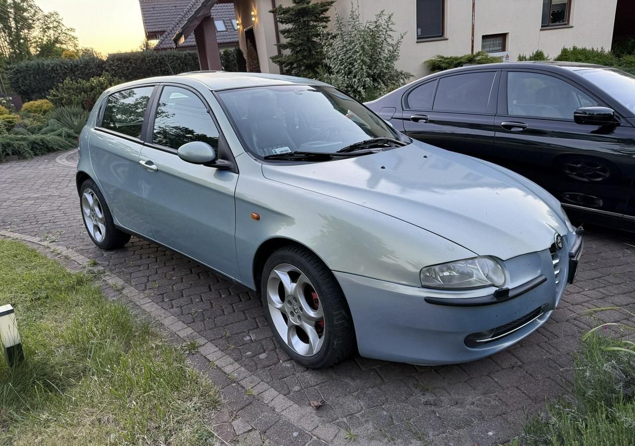Alfa Romeo 147 Alfa Romeo 147 Klima 1.9 jtd-140KM - سيارة: صورة 1 Alfa Romeo 147 Alfa Romeo 147 Klima 1.9 jtd-140KM - سيارة: صورة 1