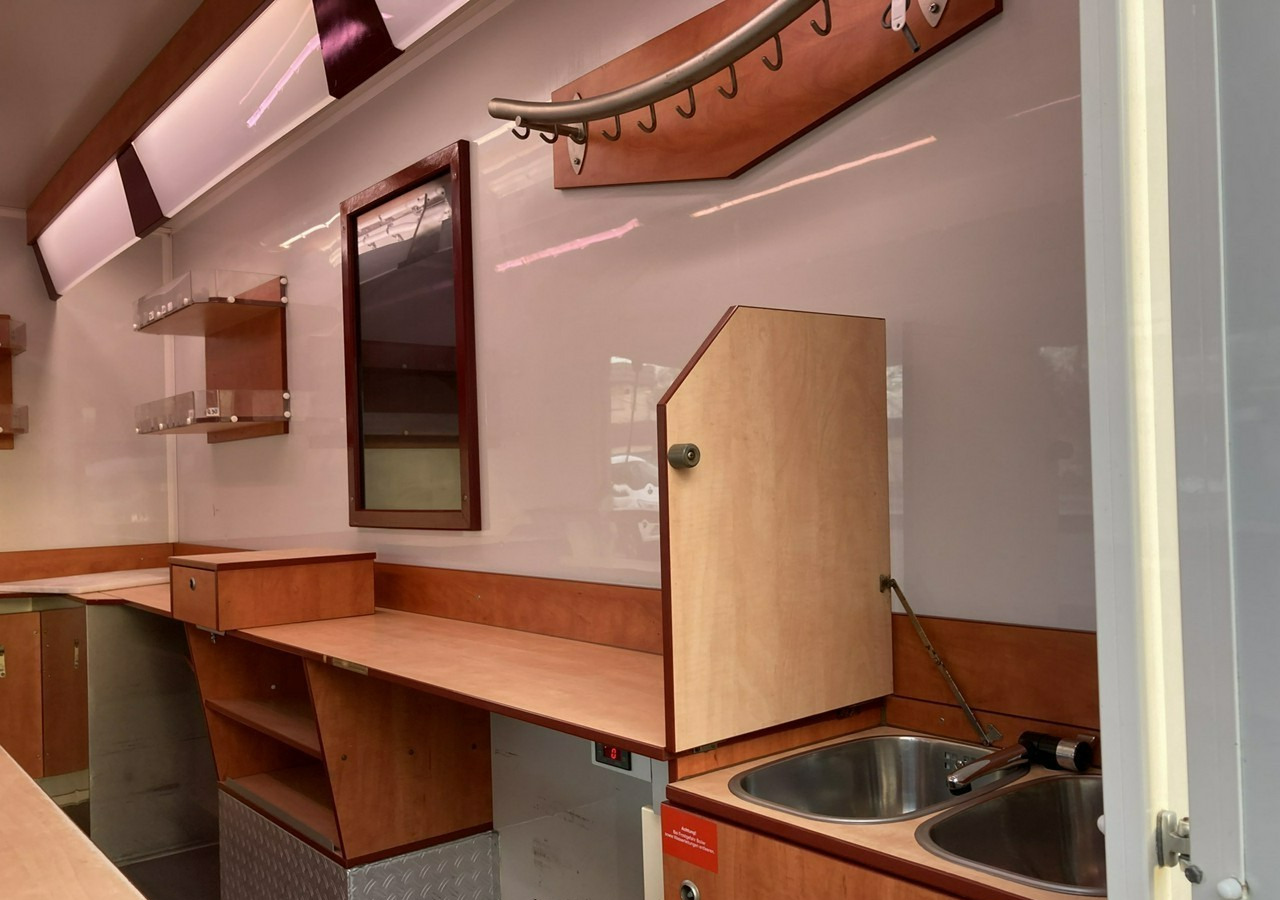 Inna Inny Autosklep wędlin Gastronomiczna food truck foodtruck sklep 2004 - بيع مقطورة: صورة 3 Inna Inny Autosklep wędlin Gastronomiczna food truck foodtruck sklep 2004 - بيع مقطورة: صورة 3