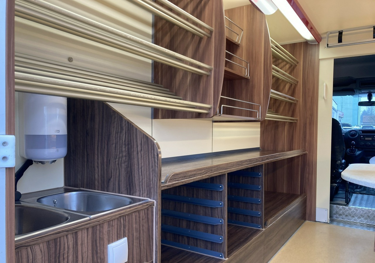 Renault Master Autosklep sklep Bar Gastronomiczny Food Truck Foodtruck Borco 2017 - شاحنة بيع: صورة 4 Renault Master Autosklep sklep Bar Gastronomiczny Food Truck Foodtruck Borco 2017 - شاحنة بيع: صورة 4