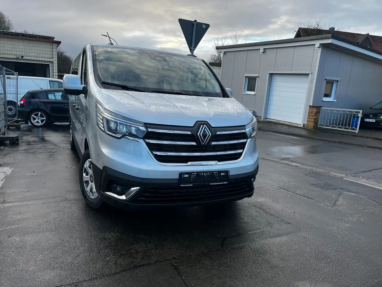 Renault Trafic L2H1 3,0t (8/9 Sitze) Life - حافلة صغيرة, ميكروباص: صورة 2 Renault Trafic L2H1 3,0t (8/9 Sitze) Life - حافلة صغيرة, ميكروباص: صورة 2
