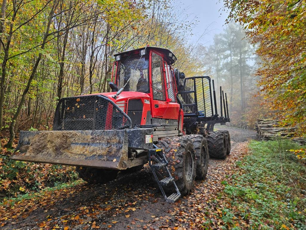 Komatsu 875 - جرار شحن جذوع أشجار الغابات: صورة 1 Komatsu 875 - جرار شحن جذوع أشجار الغابات: صورة 1