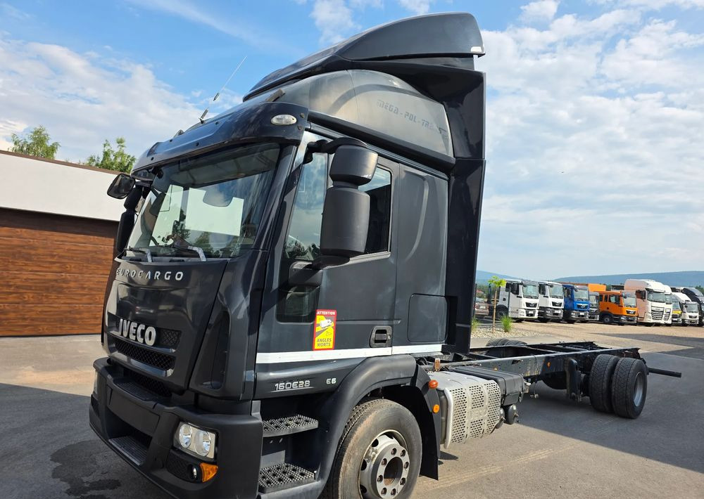 Iveco EUROCARGO 160E28 RAMA DO ZABUDOWY/ LAWETA / MANUAL / - شاحنة ذات ستائر جانبية: صورة 1 Iveco EUROCARGO 160E28 RAMA DO ZABUDOWY/ LAWETA / MANUAL / - شاحنة ذات ستائر جانبية: صورة 1