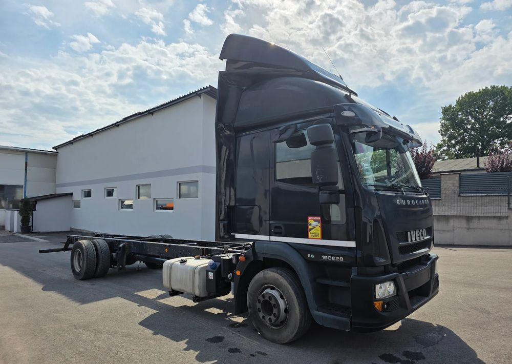 Iveco EUROCARGO 160E28 RAMA DO ZABUDOWY/ LAWETA / MANUAL / - شاحنة ذات ستائر جانبية: صورة 2 Iveco EUROCARGO 160E28 RAMA DO ZABUDOWY/ LAWETA / MANUAL / - شاحنة ذات ستائر جانبية: صورة 2