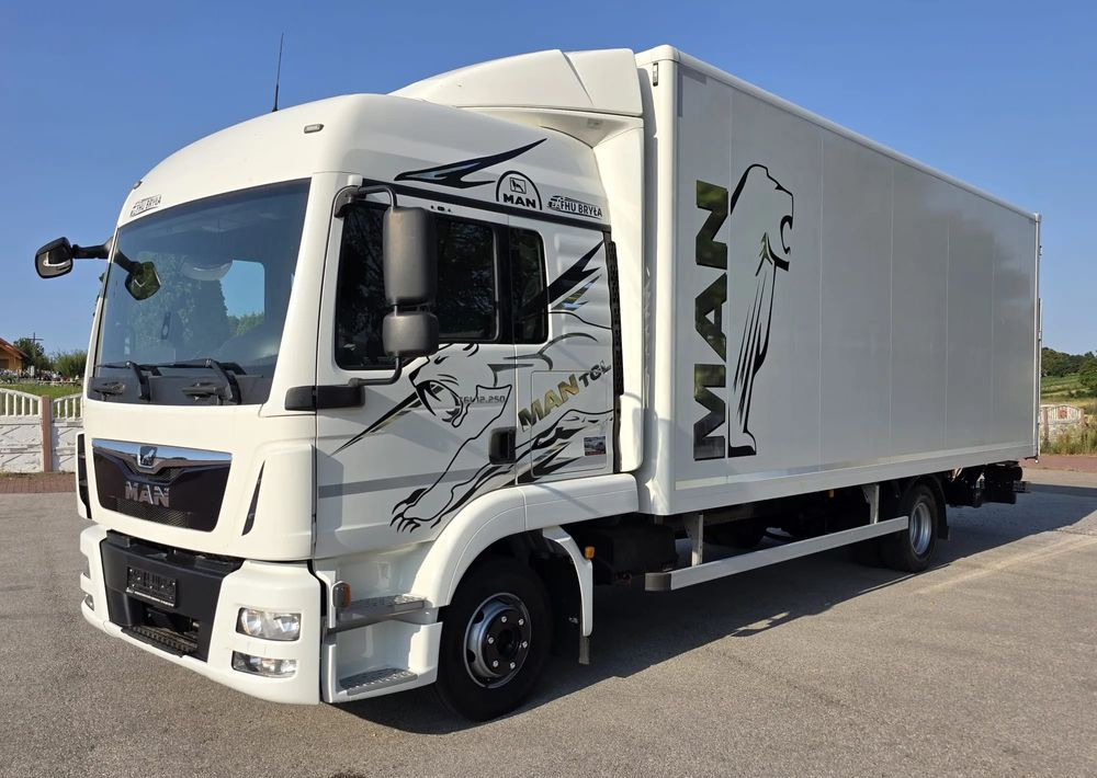 MAN TGL 12.250 / KONTENER / IZOTERMA / WINDA / 2019R / EURO 6 / PEŁEN SERWIS / 6 TON ŁADOWNOŚĆ / SPROWADZONY / ZADBANY / JAK NOWY / KSIĄŻKA SERWISOWA / E6 / 17 PALET - شاحنة صندوقية: صورة 1 MAN TGL 12.250 / KONTENER / IZOTERMA / WINDA / 2019R / EURO 6 / PEŁEN SERWIS / 6 TON ŁADOWNOŚĆ / SPROWADZONY / ZADBANY / JAK NOWY / KSIĄŻKA SERWISOWA / E6 / 17 PALET - شاحنة صندوقية: صورة 1