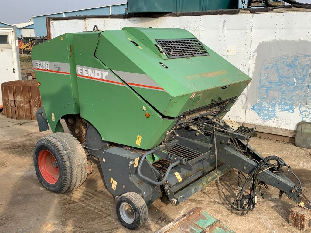 Fendt 3250 - آلة بالات دائرية: صورة 1 Fendt 3250 - آلة بالات دائرية: صورة 1