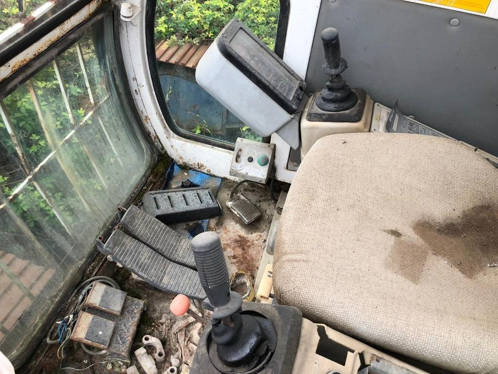 Halla Hitachi HE 280 ICE - حفار زاحف: صورة 5 Halla Hitachi HE 280 ICE - حفار زاحف: صورة 5