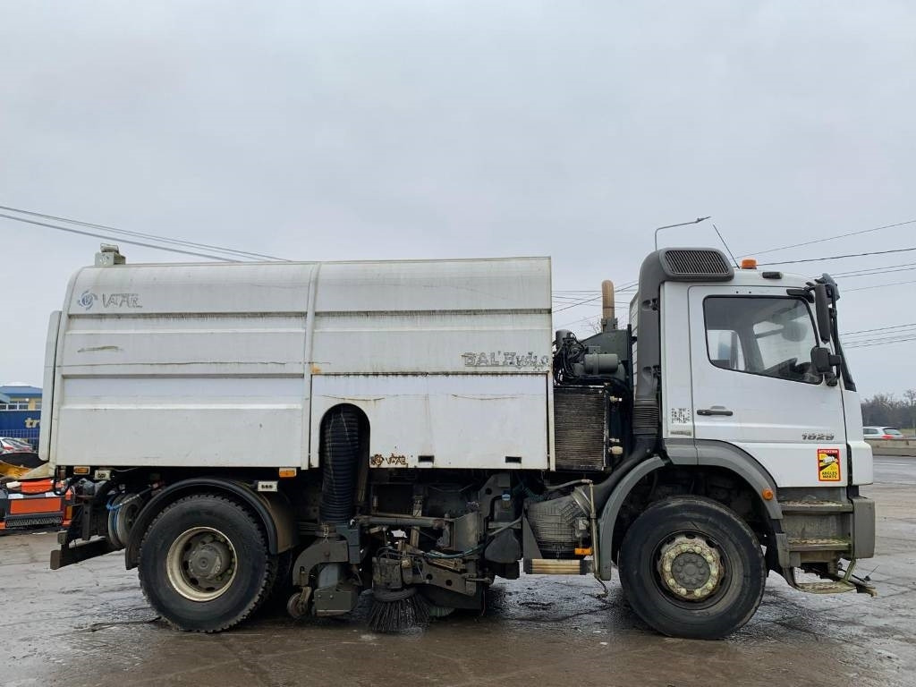 Mercedes-Benz Axor 1829 - سياره كنس شوارع: صورة 3 Mercedes-Benz Axor 1829 - سياره كنس شوارع: صورة 3