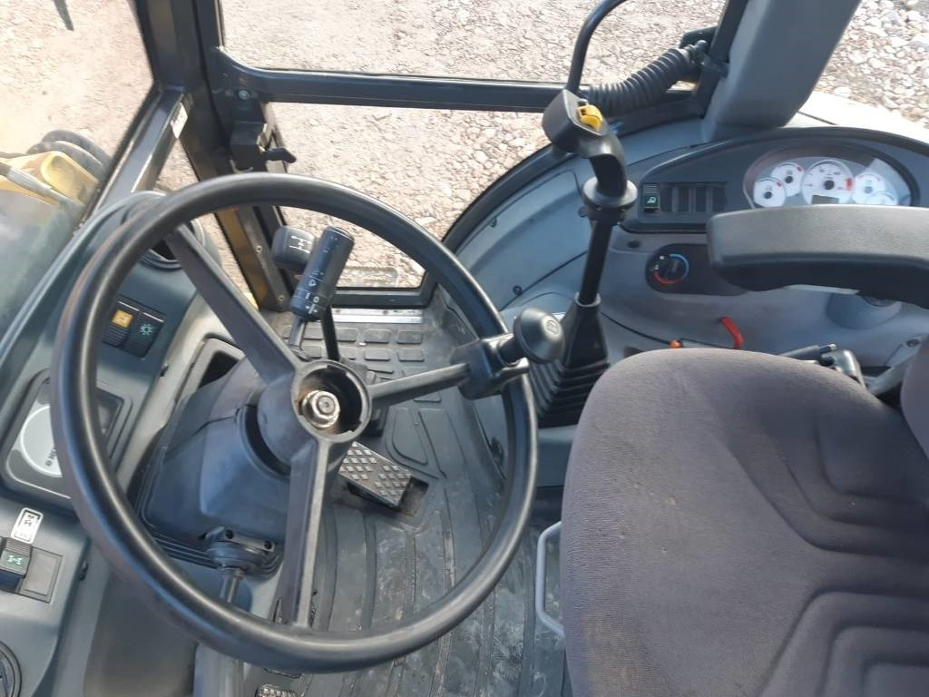 لودر ذو محراث خلفي/ باكهو New Holland B 100 B: صورة 6