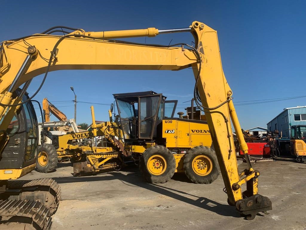New Holland E 135 SR - حفار زاحف: صورة 4 New Holland E 135 SR - حفار زاحف: صورة 4