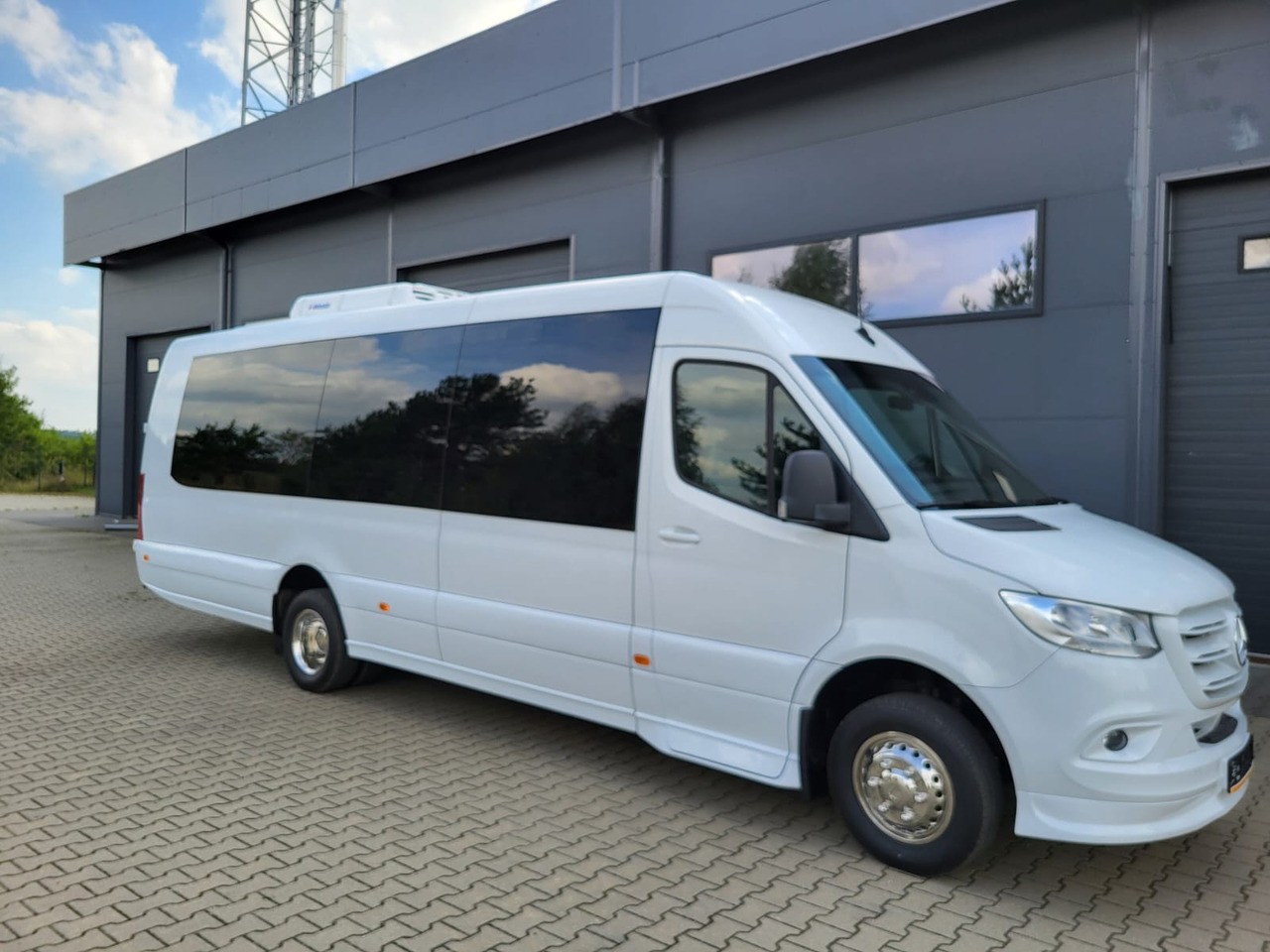 Mercedes-Benz Sprinter 517 CDI LONG 24 places + 4 standing - حافلة الضواحي: صورة 1 Mercedes-Benz Sprinter 517 CDI LONG 24 places + 4 standing - حافلة الضواحي: صورة 1