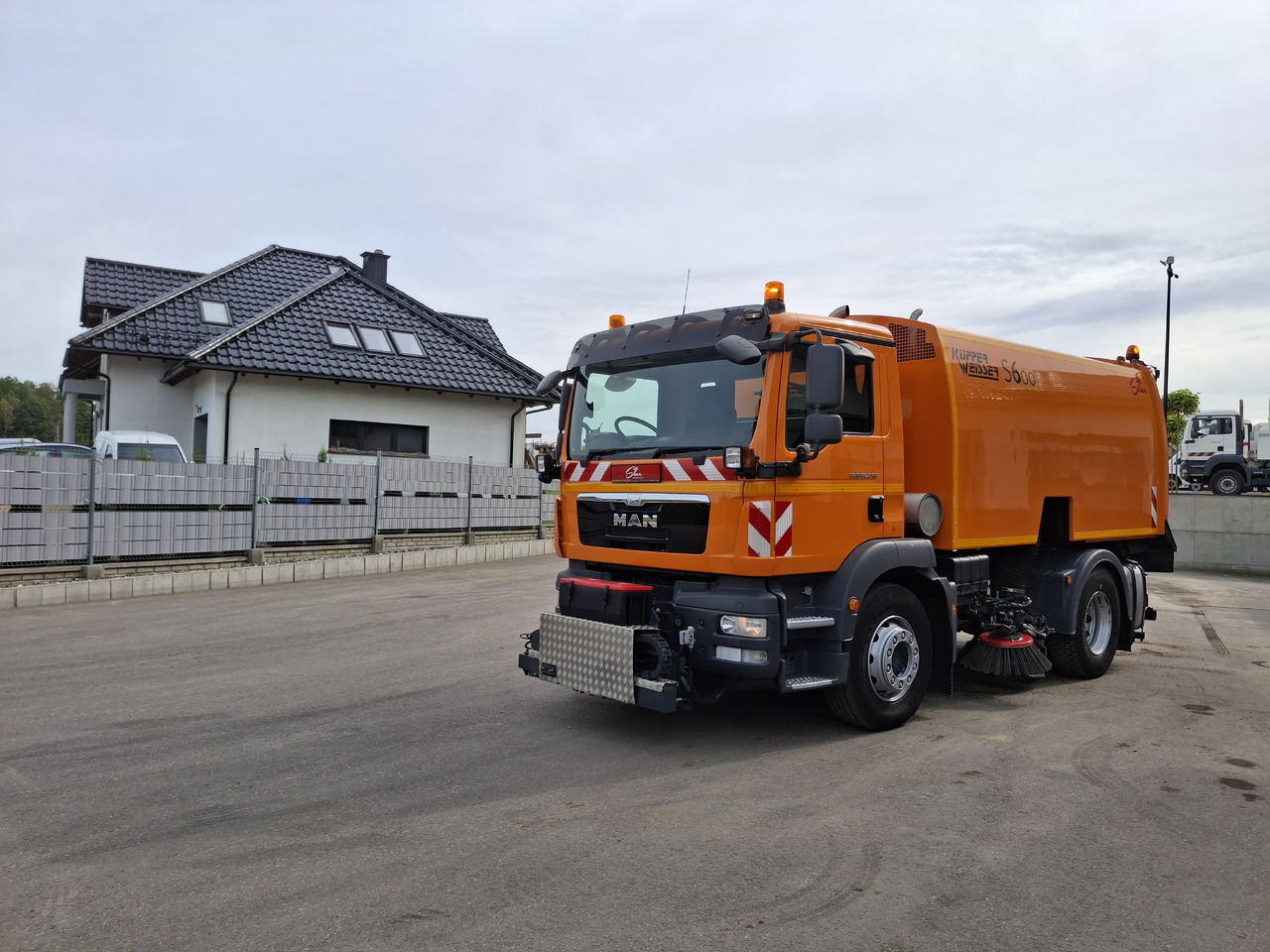 MAN TGM 18.250 Zamiatarka Kupper Weisser BROCK 2 Motoren Szczotki L/R PM10 Odchwaszczarka - سياره كنس شوارع: صورة 3 MAN TGM 18.250 Zamiatarka Kupper Weisser BROCK 2 Motoren Szczotki L/R PM10 Odchwaszczarka - سياره كنس شوارع: صورة 3