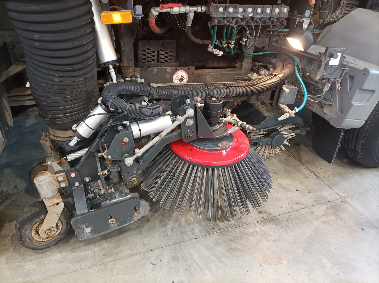 سياره كنس شوارع MERCEDES-BENZ Atego 1018 Zamiatarka Kehrmaschine BUCHER Szczotki L/R PM10 2 Silniki 2012r: صورة 11