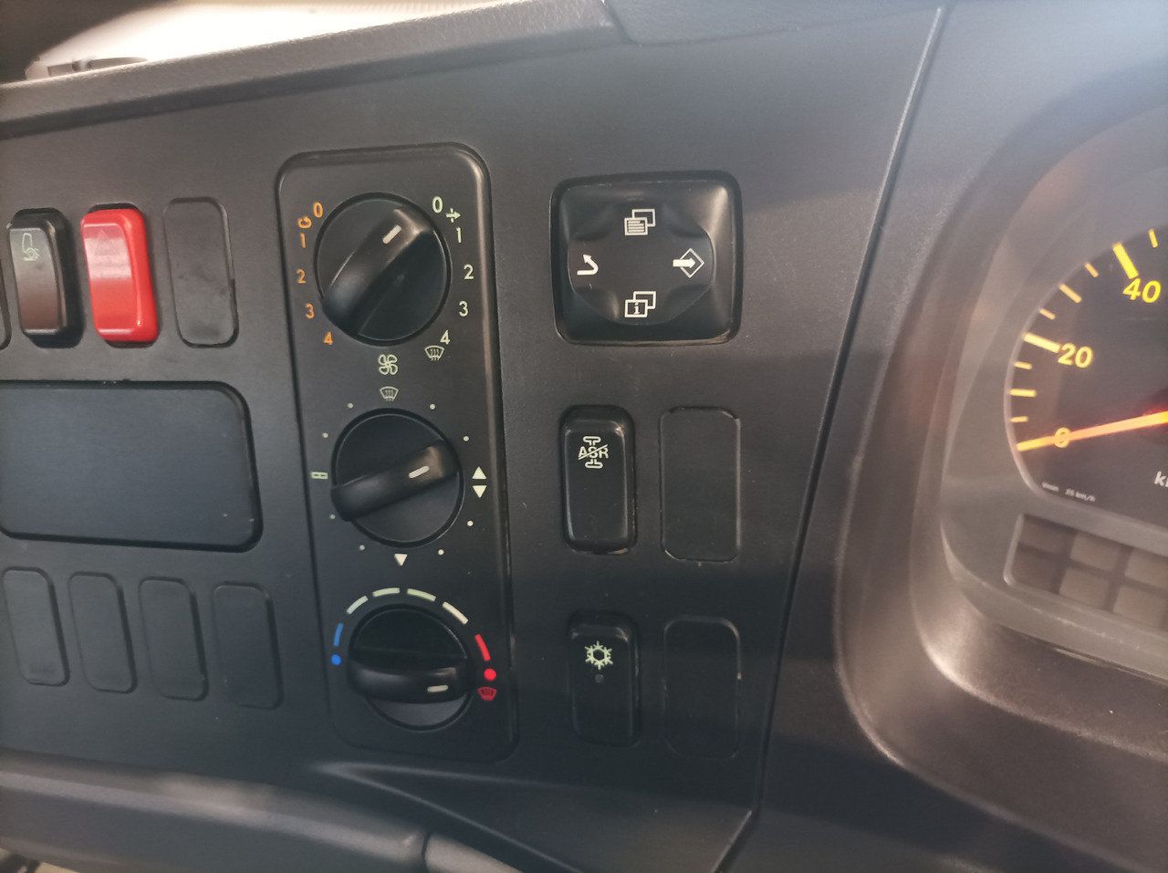 سياره كنس شوارع MERCEDES-BENZ Atego 1018 Zamiatarka Kehrmaschine BUCHER Szczotki L/R PM10 2 Silniki 2012r: صورة 25