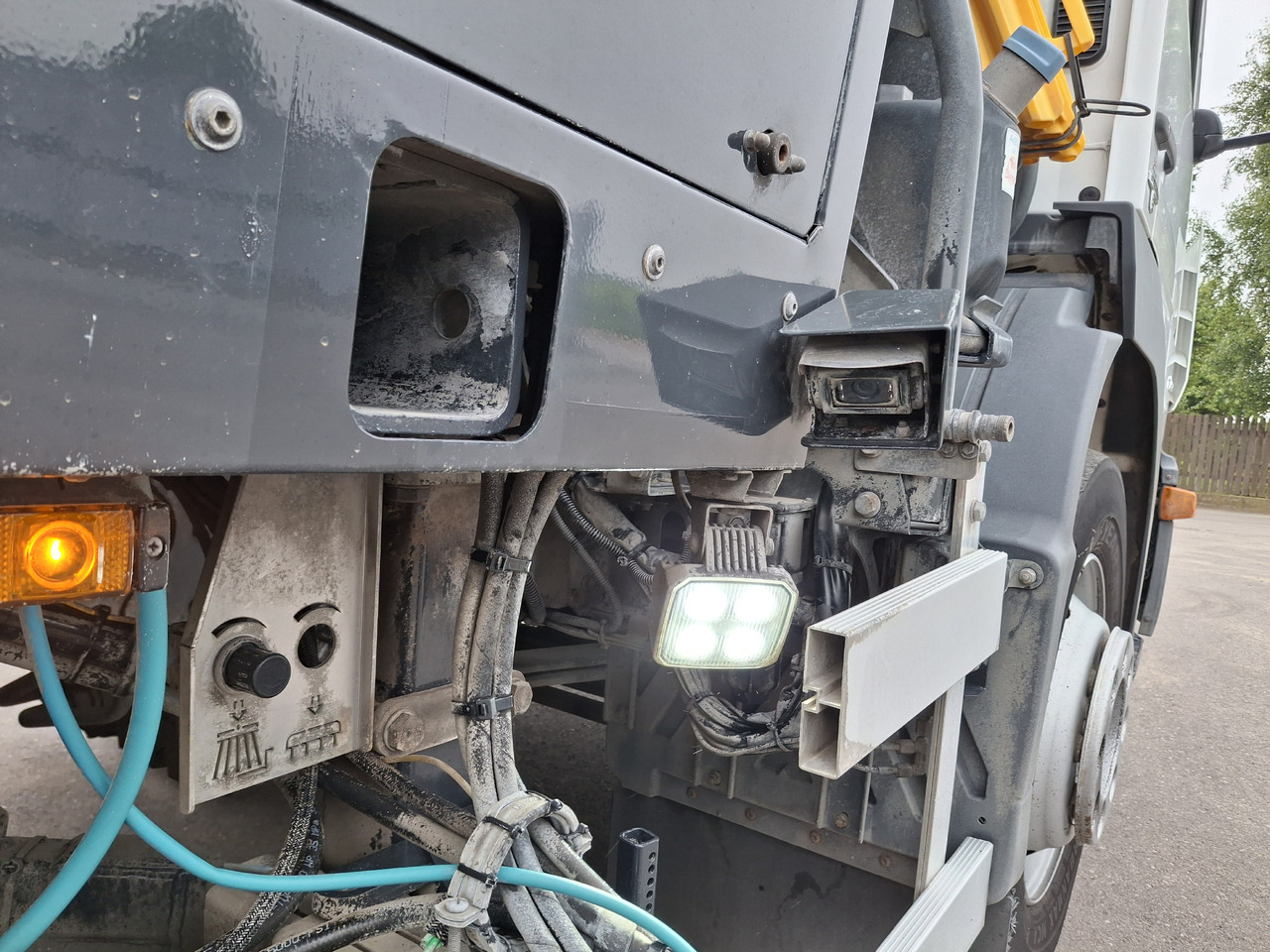 سياره كنس شوارع MERCEDES-BENZ Atego 1523 Zamiatarka Kehrmaschine Schmidt Street King 660 Euro 6 PM10 2 Motoren Szczotki L/R 2016r: صورة 9