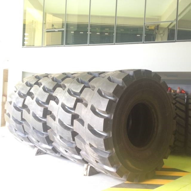 Goodyear 3565R33 L5 - إطارات - آلات الإنشاء: صورة 3 Goodyear 3565R33 L5 - إطارات - آلات الإنشاء: صورة 3