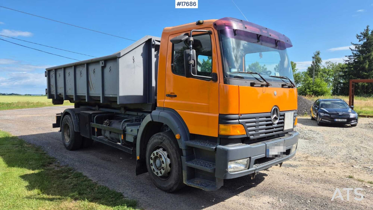 Mercedes-Benz 1828 hooklift (1999) two containers - شاحنة برافعة خطافية: صورة 3 Mercedes-Benz 1828 hooklift (1999) two containers - شاحنة برافعة خطافية: صورة 3