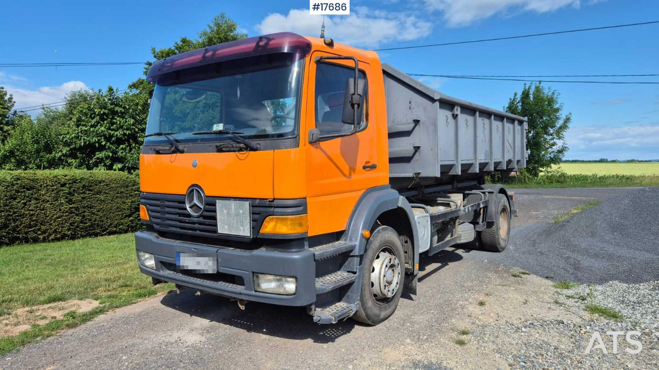 Mercedes-Benz 1828 hooklift (1999) two containers - شاحنة برافعة خطافية: صورة 1 Mercedes-Benz 1828 hooklift (1999) two containers - شاحنة برافعة خطافية: صورة 1