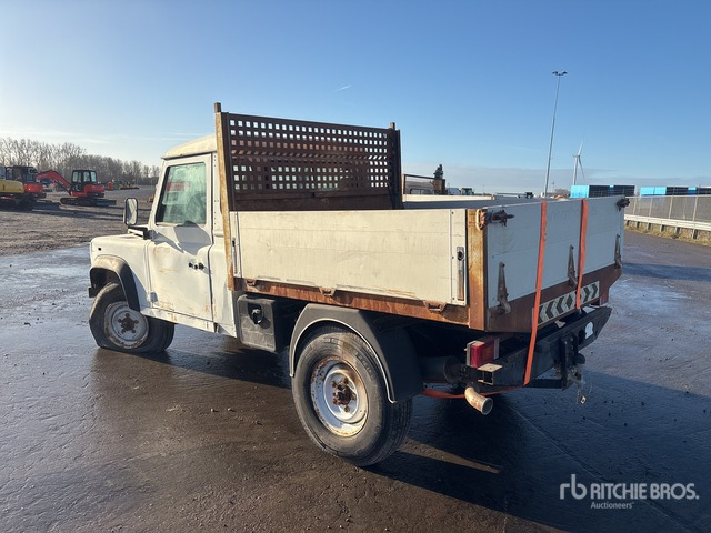 2010 Land Rover Defender 4x4 (Inoperable) Pickup - شاحنة البيك أب: صورة 2 2010 Land Rover Defender 4x4 (Inoperable) Pickup - شاحنة البيك أب: صورة 2