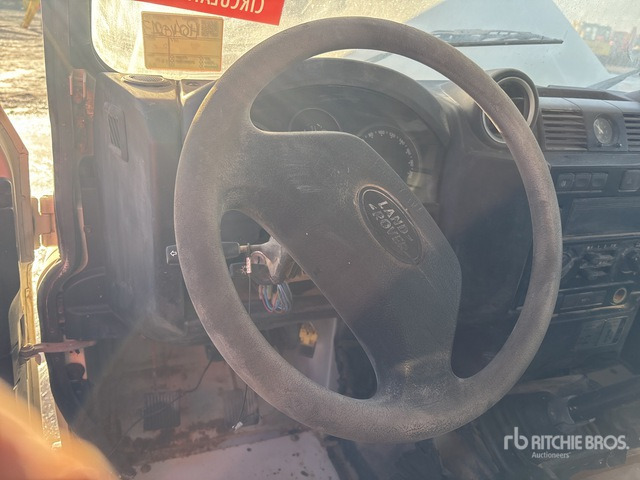 2010 Land Rover Defender 4x4 (Inoperable) Pickup - شاحنة البيك أب: صورة 5 2010 Land Rover Defender 4x4 (Inoperable) Pickup - شاحنة البيك أب: صورة 5