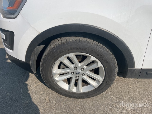 2015 Ford Explorer Base 3.5 4WD SUV - سيارة دفع رباعي: صورة 4 2015 Ford Explorer Base 3.5 4WD SUV - سيارة دفع رباعي: صورة 4