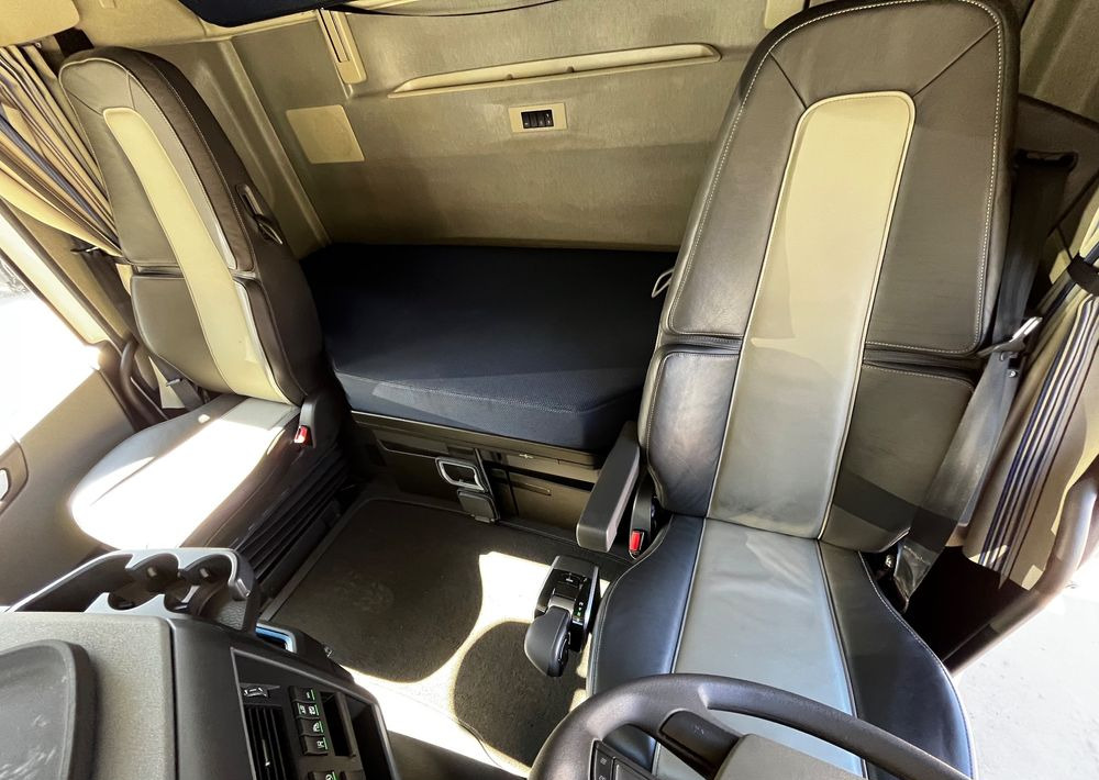 رأس تريلا Volvo FH 500 // Zamiana na starszy //  EURO 6 // Standard // 2024 Rok // Parkclima // Globe XL // Skóry // Joystick //: صورة 16 رأس تريلا Volvo FH 500 // Zamiana na starszy //  EURO 6 // Standard // 2024 Rok // Parkclima // Globe XL // Skóry // Joystick //: صورة 16