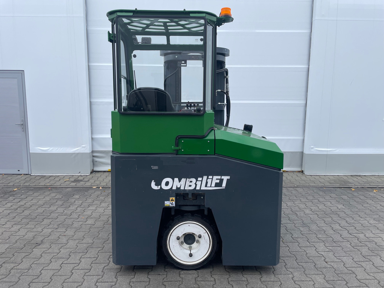 Combilift CBE 2500 - رافعة شوكية للوصول للأماكن الضيقة ب4 اتجاهات: صورة 4 Combilift CBE 2500 - رافعة شوكية للوصول للأماكن الضيقة ب4 اتجاهات: صورة 4