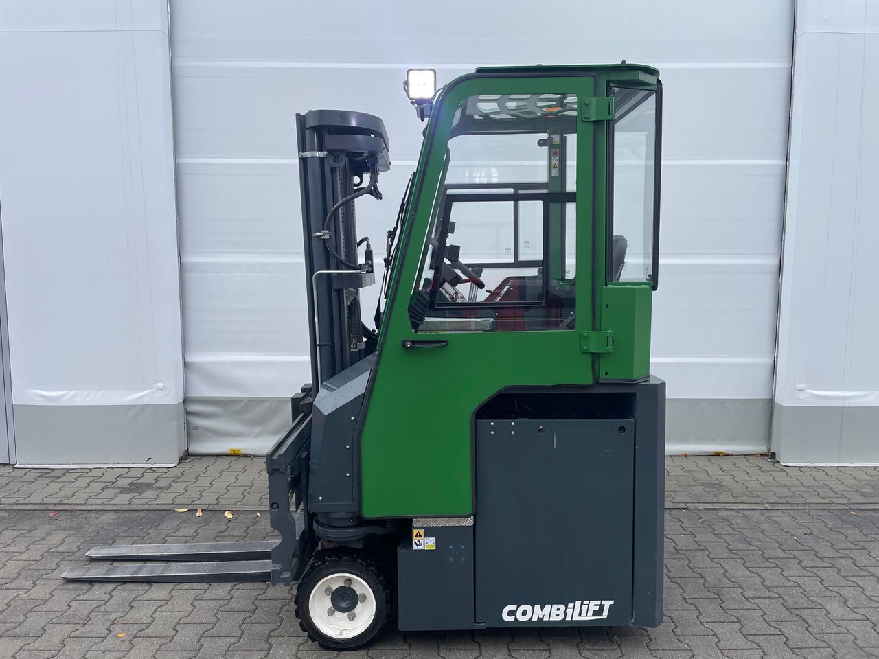 Combilift CBE 2500 - رافعة شوكية للوصول للأماكن الضيقة ب4 اتجاهات: صورة 1 Combilift CBE 2500 - رافعة شوكية للوصول للأماكن الضيقة ب4 اتجاهات: صورة 1