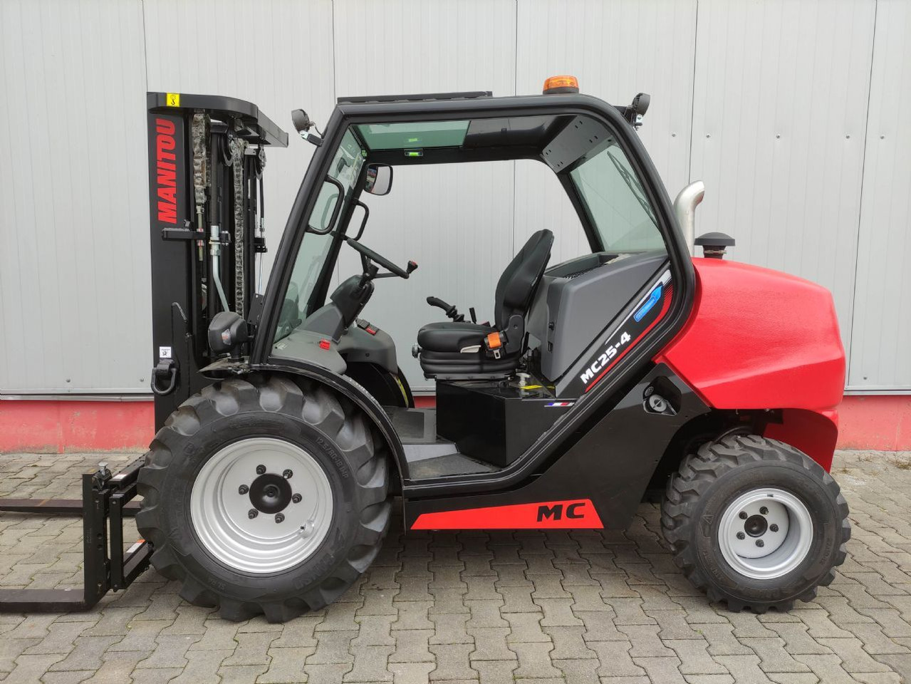 Manitou MC25-4 DK ST5 S1 (NEU) - رافعة شوكية للأراضي الوعرة: صورة 1 Manitou MC25-4 DK ST5 S1 (NEU) - رافعة شوكية للأراضي الوعرة: صورة 1