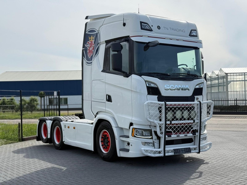 Scania S580 VOLLUCHT, PTO, LEER, RETARDER, TV, 3.15WB, BULLBAR. - مقطورة السحب: صورة 1 Scania S580 VOLLUCHT, PTO, LEER, RETARDER, TV, 3.15WB, BULLBAR. - مقطورة السحب: صورة 1