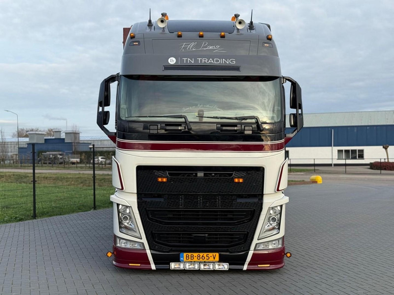 Volvo FH 13.500XL SHOW TRUCK, SPECIAL INTERIOR, TOP STAAT, VOLLUCHT, LAGE KM. - شاحنة صندوقية: صورة 2 Volvo FH 13.500XL SHOW TRUCK, SPECIAL INTERIOR, TOP STAAT, VOLLUCHT, LAGE KM. - شاحنة صندوقية: صورة 2