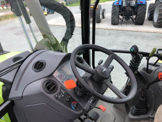Claas AXOS 320 CX tracteur + chargeur Mailleux MX T408 - جرار: صورة 4 Claas AXOS 320 CX tracteur + chargeur Mailleux MX T408 - جرار: صورة 4
