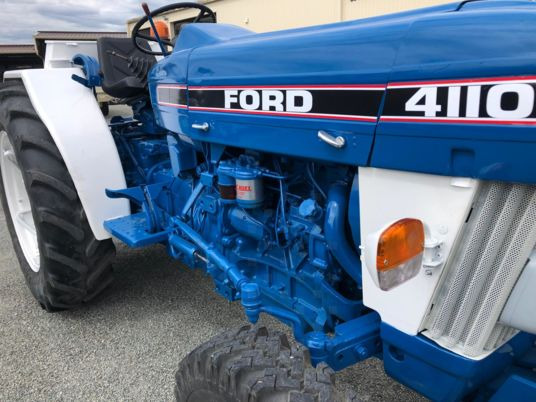 Ford 4110 V fruitier arceau tracteur à 15 000 € sans tva à rajouter - جرار: صورة 2 Ford 4110 V fruitier arceau tracteur à 15 000 € sans tva à rajouter - جرار: صورة 2