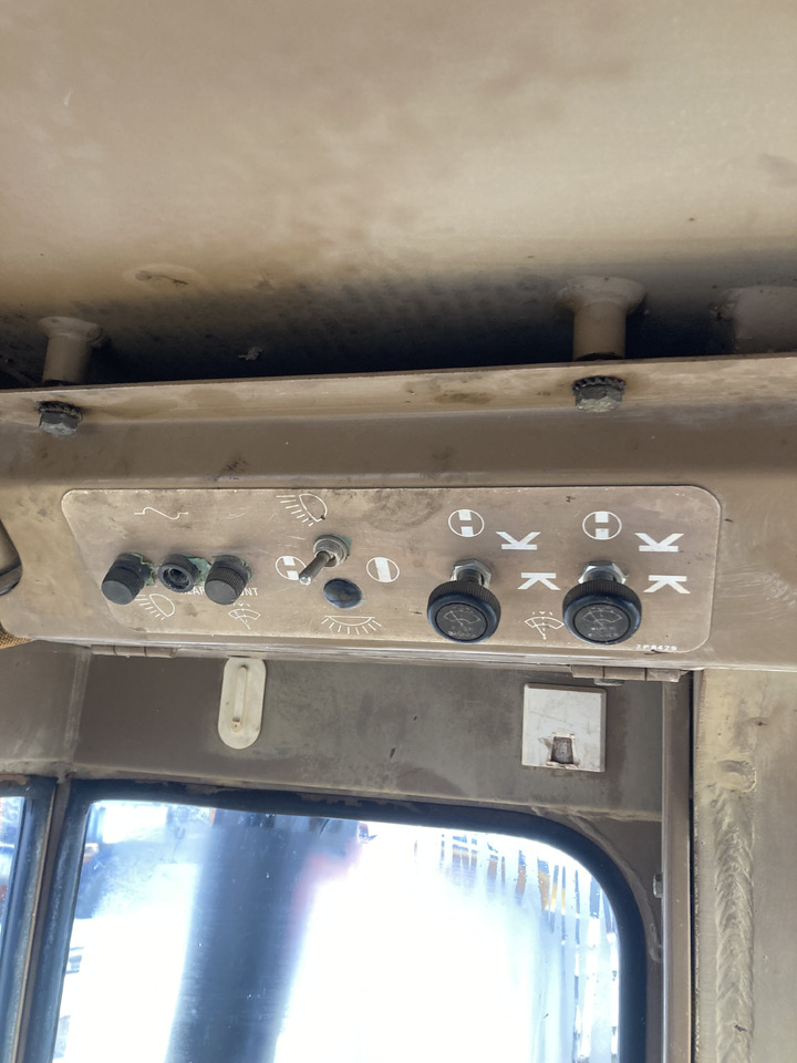 اللودر المجنزر CATERPILLAR 973: صورة 25