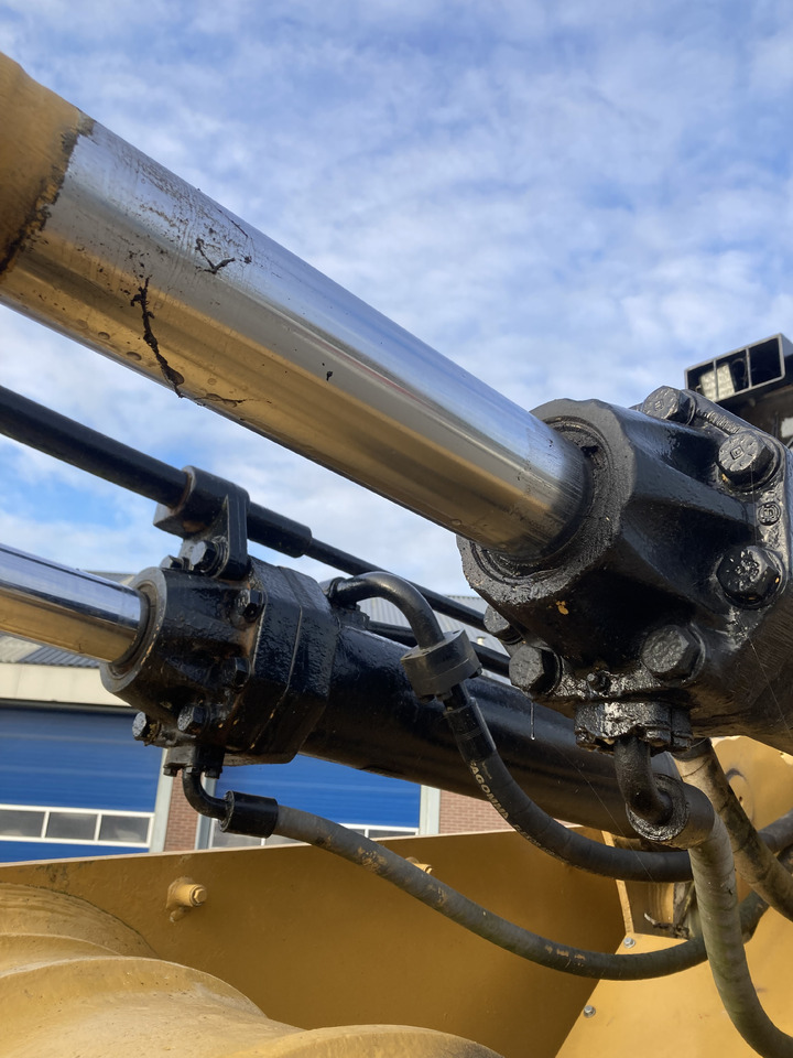 اللودر المجنزر CATERPILLAR 973: صورة 32
