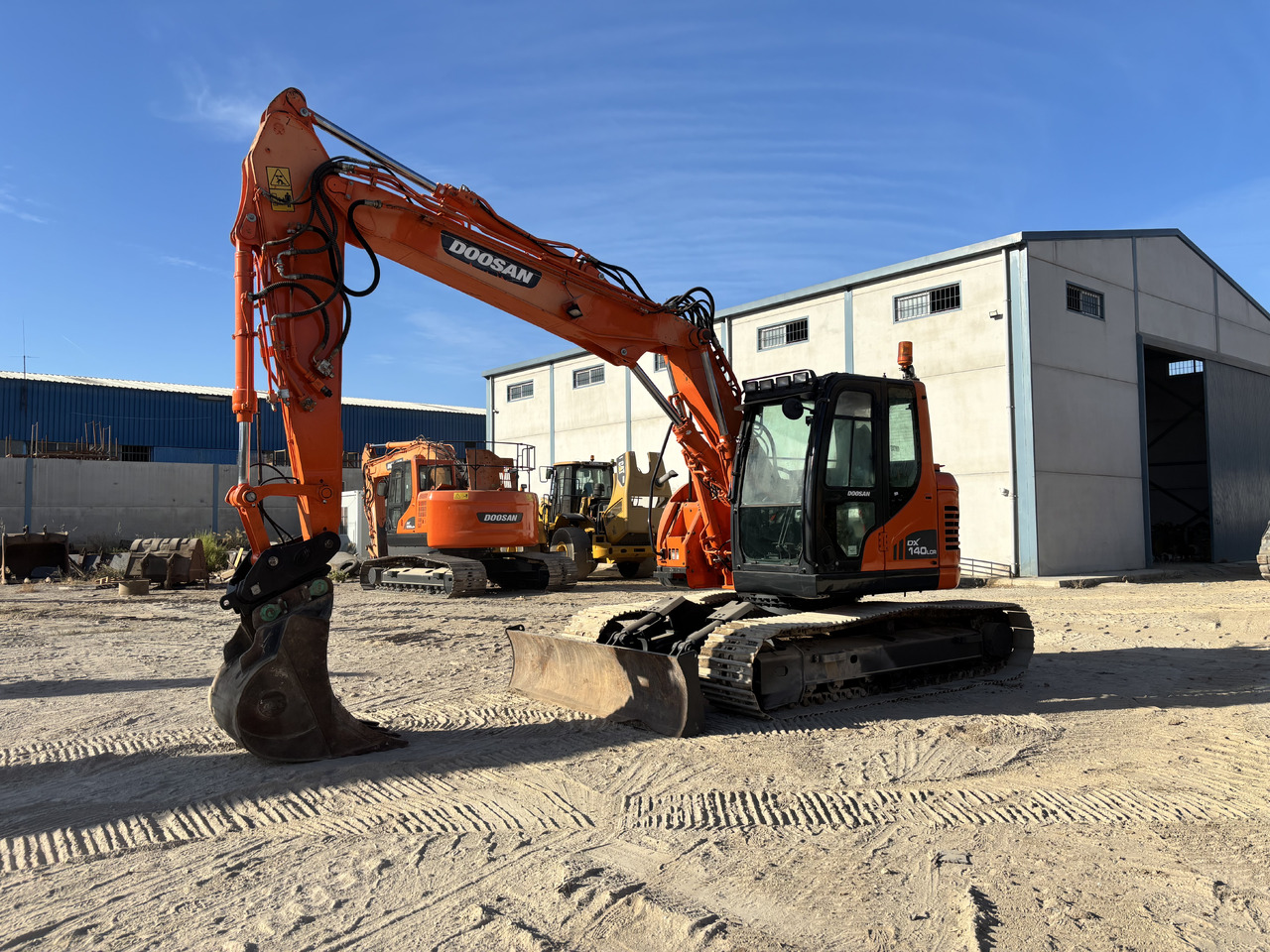 DOOSAN DX140-3 - حفار زاحف: صورة 1 DOOSAN DX140-3 - حفار زاحف: صورة 1