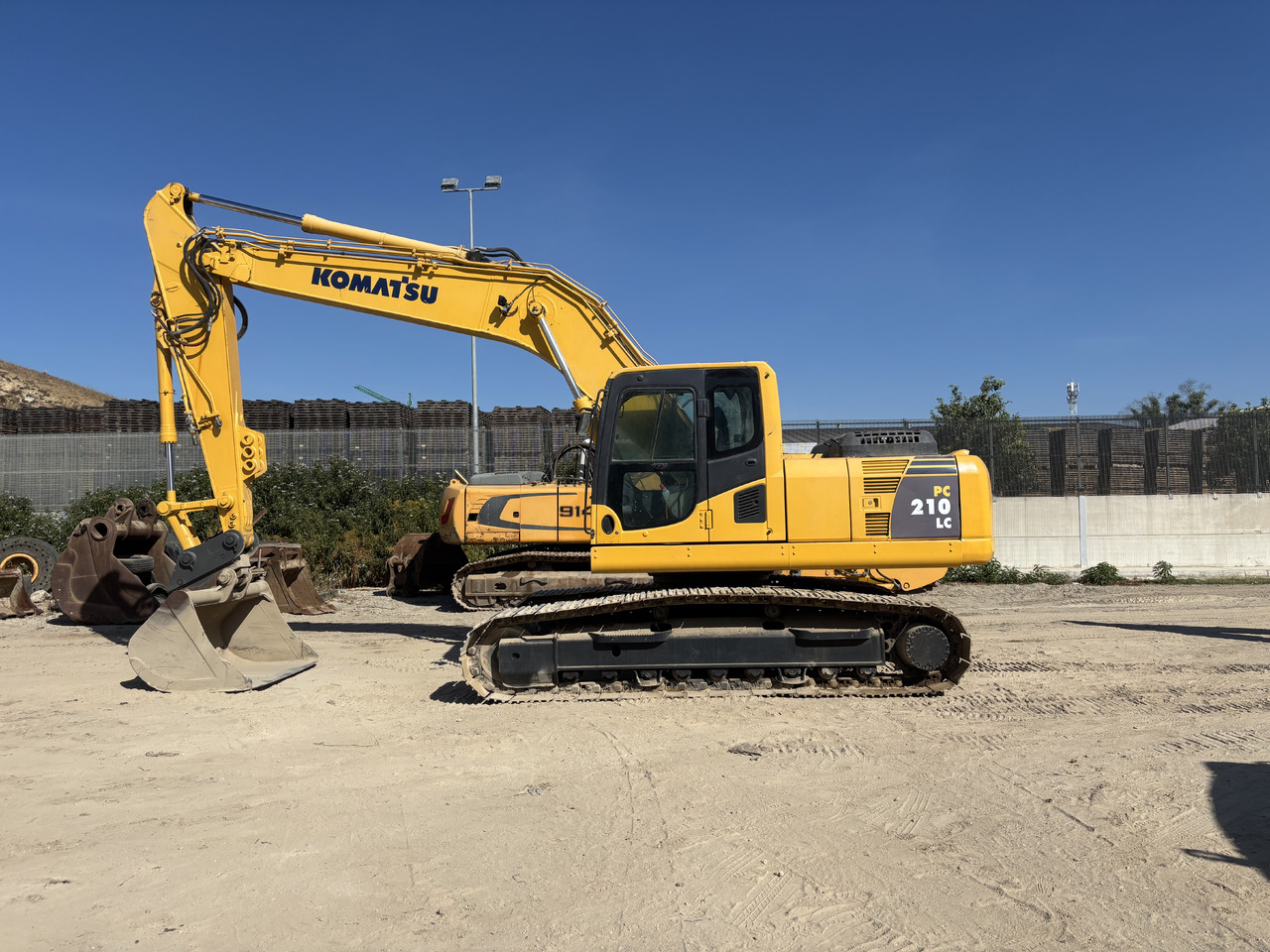 KOMATSU PC210-8 - حفار زاحف: صورة 2 KOMATSU PC210-8 - حفار زاحف: صورة 2