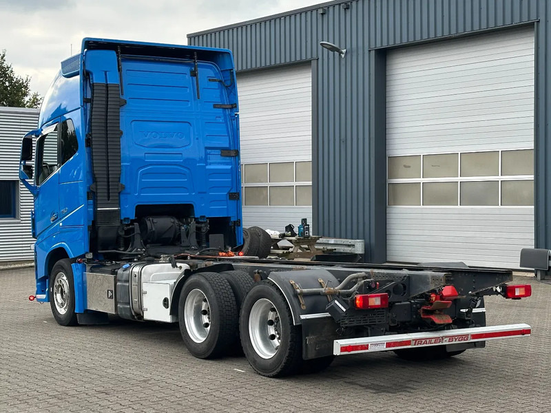 Volvo FH 16.750 6x4 Globe XL Chassis Retarder 3.90 Wb Full Air - شاحنة بهيكل معدني للمقصورة: صورة 4 Volvo FH 16.750 6x4 Globe XL Chassis Retarder 3.90 Wb Full Air - شاحنة بهيكل معدني للمقصورة: صورة 4