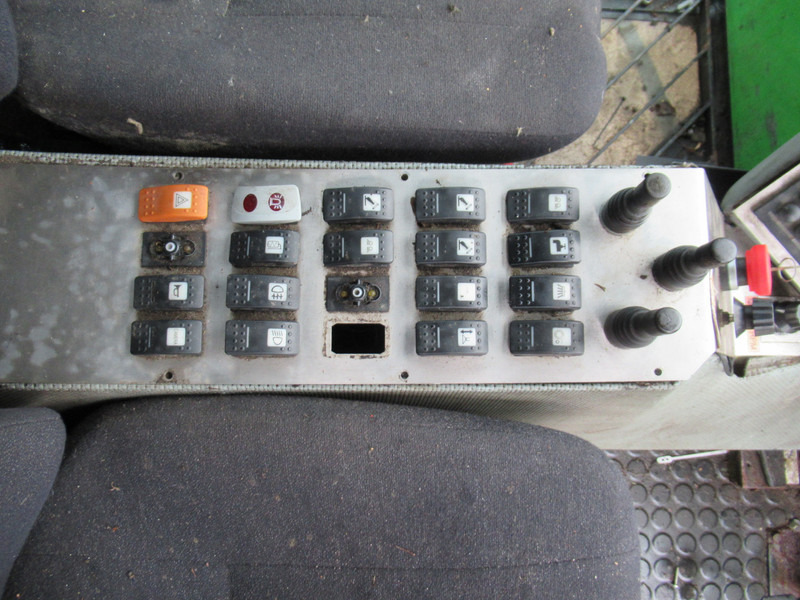 سياره كنس شوارع TENNANT HMF 214 Veegmachine, DEFECT / FOR PARTS: صورة 12