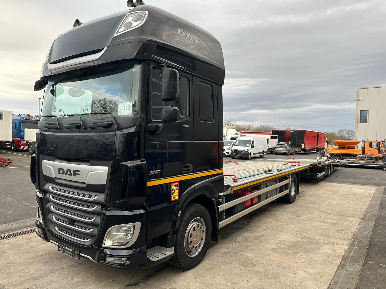 DAF 480XF*Flachzug*Aufstellbühne*VDI2700*Top! - شاحنة نقل سيارات شاحنة: صورة 1 DAF 480XF*Flachzug*Aufstellbühne*VDI2700*Top! - شاحنة نقل سيارات شاحنة: صورة 1