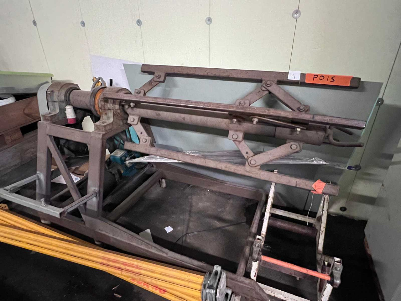 Sheet metal decoiler - آلة تصنيع المعادن: صورة 1 Sheet metal decoiler - آلة تصنيع المعادن: صورة 1