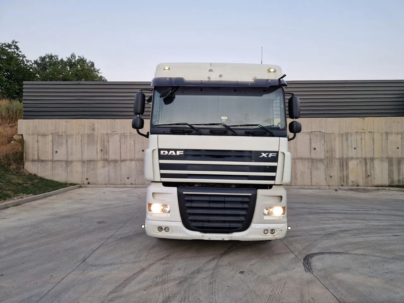 DAF XF 105.460 - شاحنة نقل نصف مقطورة بالميناء: صورة 1 DAF XF 105.460 - شاحنة نقل نصف مقطورة بالميناء: صورة 1
