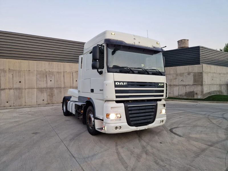 DAF XF 105.460 - شاحنة نقل نصف مقطورة بالميناء: صورة 2 DAF XF 105.460 - شاحنة نقل نصف مقطورة بالميناء: صورة 2