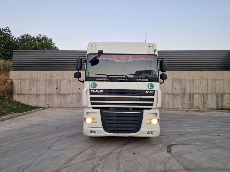 DAF XF 106.460 - شاحنة نقل نصف مقطورة بالميناء: صورة 1 DAF XF 106.460 - شاحنة نقل نصف مقطورة بالميناء: صورة 1