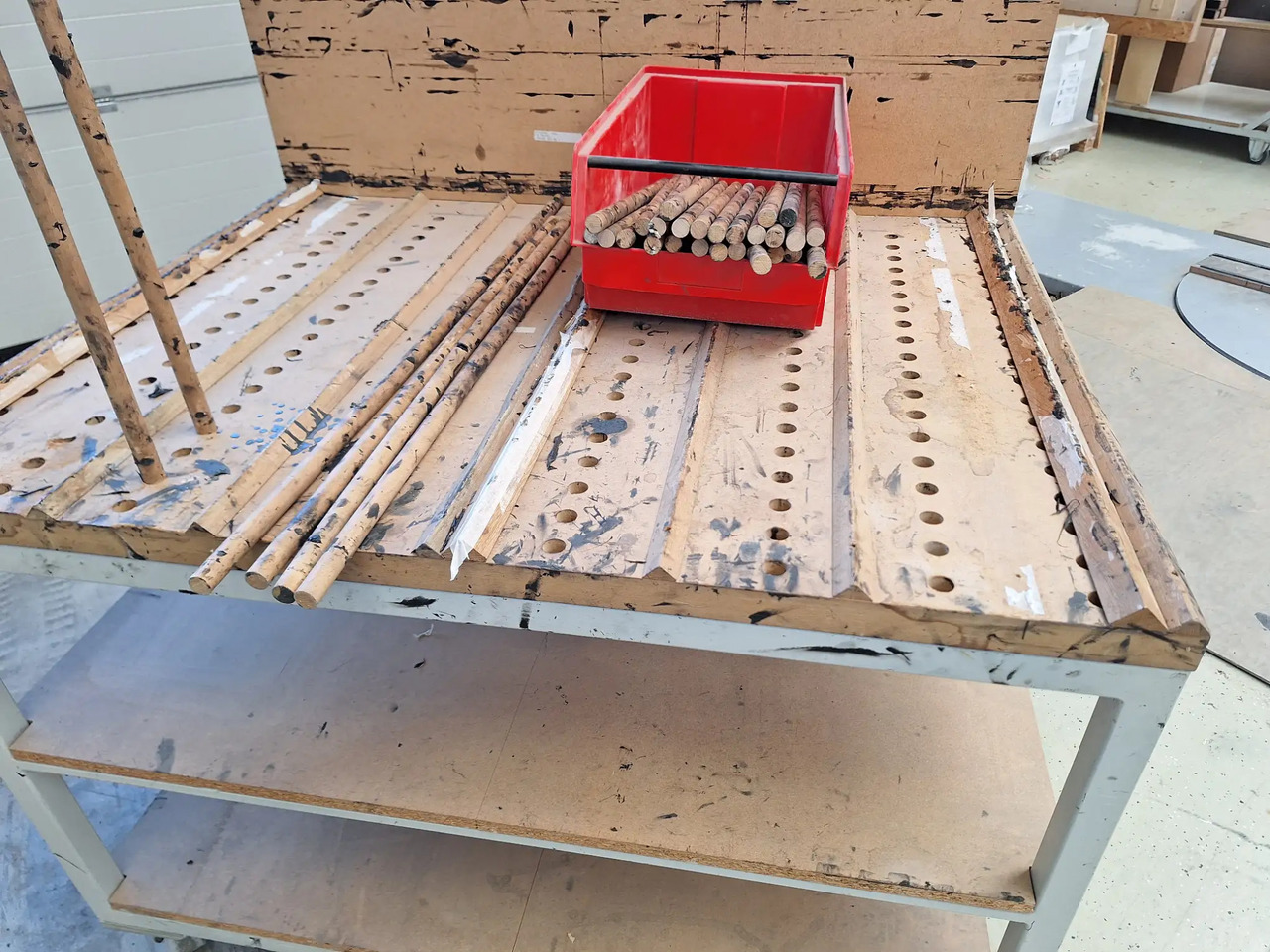 1 Stk. Arbeitstisch - أدوات ومعدات: صورة 2 1 Stk. Arbeitstisch - أدوات ومعدات: صورة 2