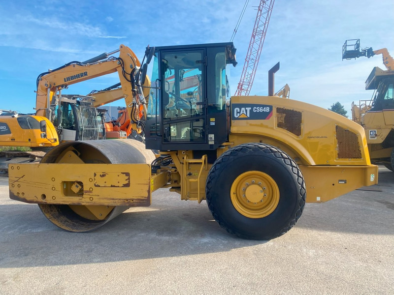 Caterpillar CS64B NVT - مدحلة: صورة 2 Caterpillar CS64B NVT - مدحلة: صورة 2