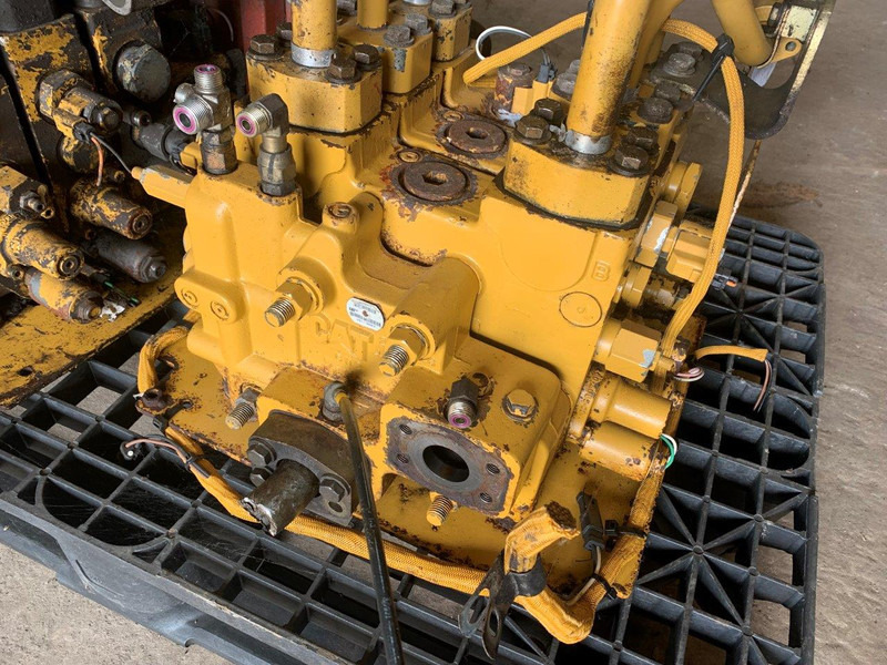 Caterpillar VALVE GP-MAIN CONTROL 2613682 - أجهزة هيدروليكية: صورة 4 Caterpillar VALVE GP-MAIN CONTROL 2613682 - أجهزة هيدروليكية: صورة 4