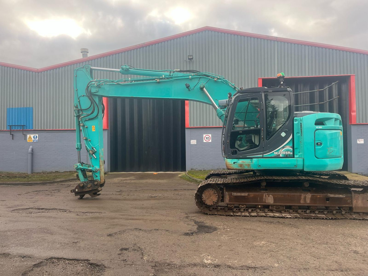 Kobelco SK230SRLC-5E - حفار زاحف: صورة 2 Kobelco SK230SRLC-5E - حفار زاحف: صورة 2