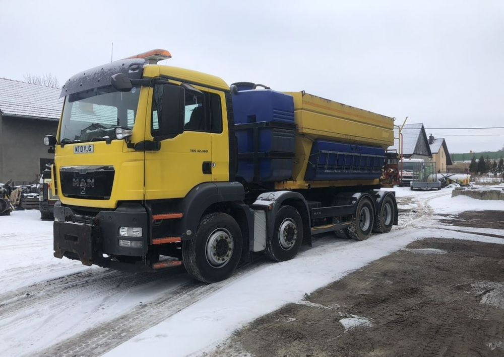 MAN TGS 32.360 8x4 piaskarka solarka schmidt euro5 pług - سيارة خدمات/ سيارة خاصة, شاحنة: صورة 3 MAN TGS 32.360 8x4 piaskarka solarka schmidt euro5 pług - سيارة خدمات/ سيارة خاصة, شاحنة: صورة 3