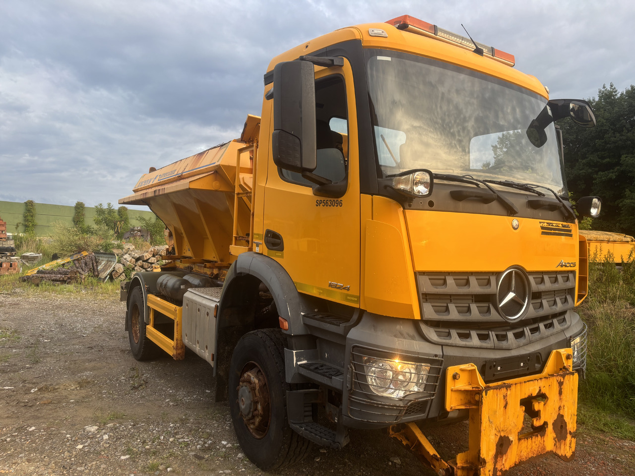 Mercedes AROCS 1824 4X4 GRITTER/SPREADER/PLOUGH - جرافة ثلج: صورة 3 Mercedes AROCS 1824 4X4 GRITTER/SPREADER/PLOUGH - جرافة ثلج: صورة 3